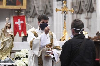 Eucharistiu môžu rozdávať aj laici, ale nie hocikedy. Čo na to hovoria pravidlá?