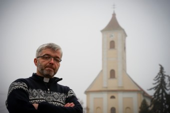 „Riešime, či prijať Eucharistiu pokľačiačky alebo do rúk. Nemám nič proti tomu p