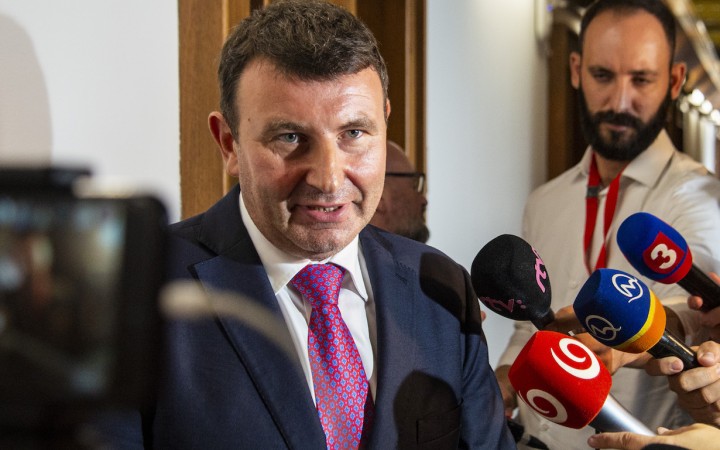 Spolupracujúci obvinený František Imrecze si našiel pod autom GPS zariadenie