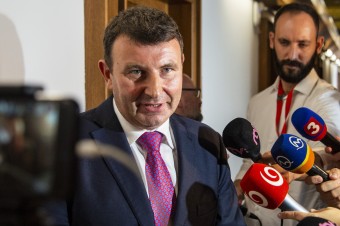 Spolupracujúci obvinený František Imrecze si našiel pod autom GPS zariadenie