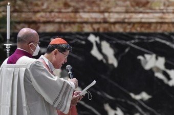 Problémy v Caritas Internationalis vrhajú tieň na obľúbeného kardinála