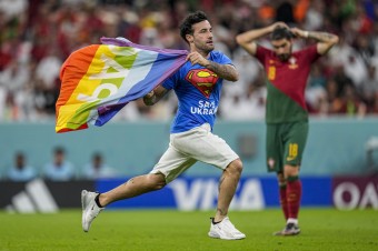 Zápas Portugalsko - Uruguaj narušil demonštrant s dúhovou vlajkou