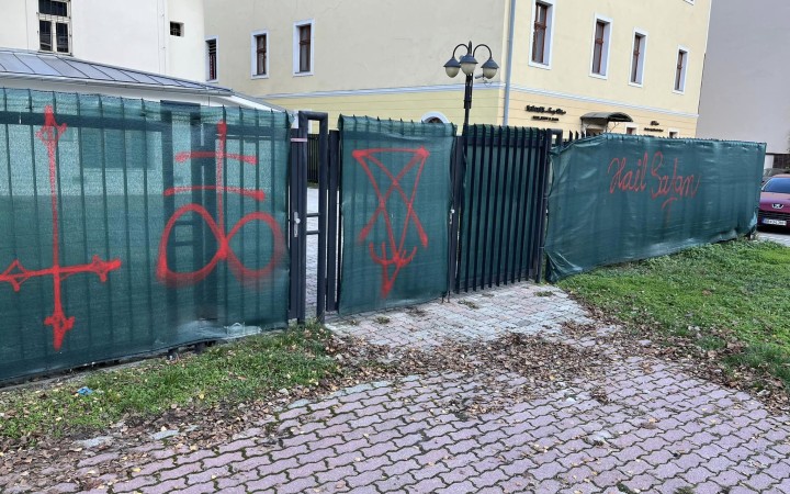 Banskobystrická samospráva odsúdila vandalizmus pred Kostolom sv. Alžbety