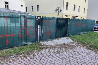 Banskobystrická samospráva odsúdila vandalizmus pred Kostolom sv. Alžbety