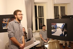 Študenti SLH pripravili netradičnú výstavu fotografií Kríž medzi nami
