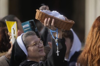 Pápež sa modlil za Južný Sudán, kam sa chystá. Požehnanal aj jezuliatka