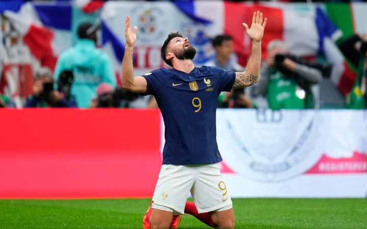 Futbalový útočník Olivier Giroud sa verejne hlási k viere v Ježiša Krista, upozo