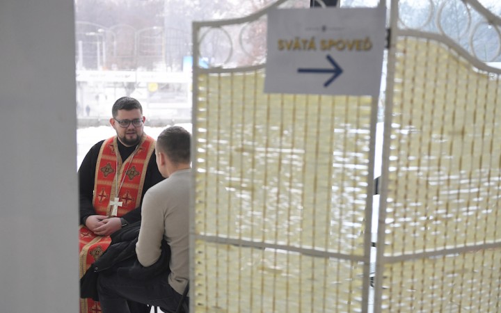 Kňazi ponúkajú svätú spoveď priamo na košickej železničnej stanici
