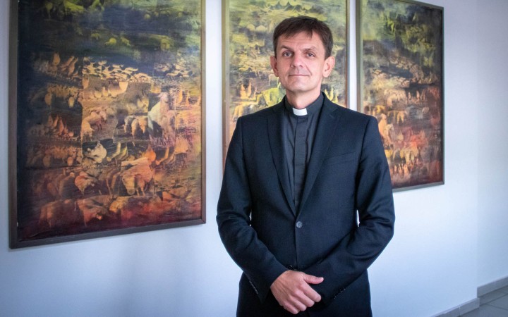 Svätá rodina žila v skromnosti, nie je dobré sláviť Vianoce opulentným spôsobom
