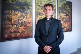 Svätá rodina žila v skromnosti, nie je dobré sláviť Vianoce opulentným spôsobom