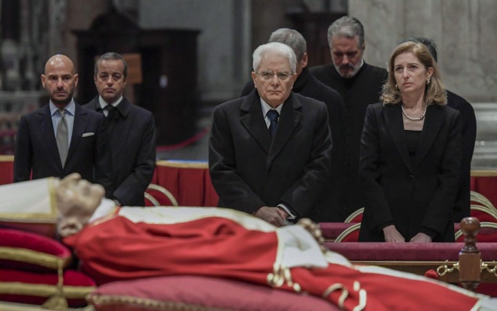 Benediktove pozostatky si prišli uctiť Meloniová i Mattarella