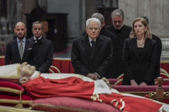 Benediktove pozostatky si prišli uctiť Meloniová i Mattarella