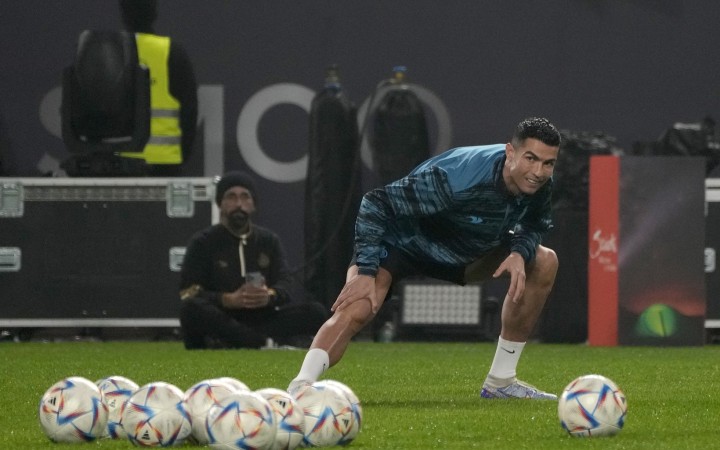 Portugalský futbalista Cristiano Ronaldo si musí pred svojím debutom