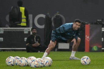 Portugalský futbalista Cristiano Ronaldo si musí pred svojím debutom