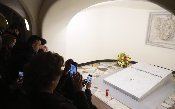 Vatikán otvoril hrobku emeritného pápeža Benedikta XVI. pre verejnosť