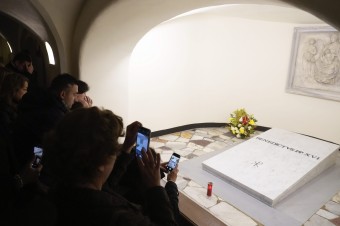 Vatikán otvoril hrobku emeritného pápeža Benedikta XVI. pre verejnosť