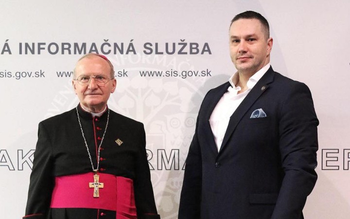 Priestory Slovenskej informačnej služby požehnal vojenský ordinár biskup Rábek