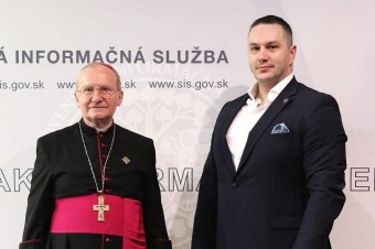 Priestory Slovenskej informačnej služby požehnal vojenský ordinár biskup Rábek