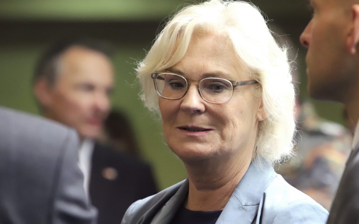 Lambrechtová sa rozhodla odstúpiť z postu ministerky obrany