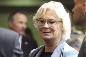 Lambrechtová sa rozhodla odstúpiť z postu ministerky obrany
