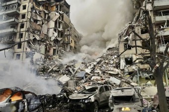 Po sobotnom ruskom útoku na bytový dom v Dnipre našli už najmenej 14 mŕtvych