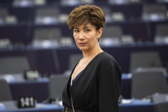 Volá sa Jablko. Slovákom sľubuje šťavnatú nádej na lepší život