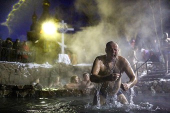 Fotovýber: Pravoslávni veriaci po celom svete sa na slávnosť Zjavenia Pána ponár