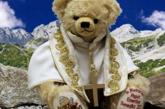Tradičný výrobca hračiek Hermann Teddy Fabrik vyrobil dve limitované edície svoj