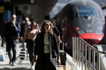 Denne 1 500 kilometrov vlakom za prácou. Je Giuseppina géniom alebo klamárkou?