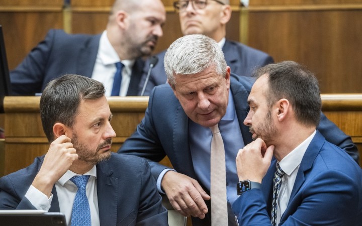 Poslanci OĽaNO chceli za podržanie vlády odvolanie Lengvarského, Heger bol proti