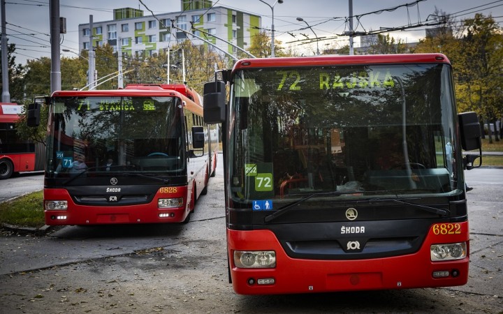 Od pondelka stoja autobusy v Bratislave na zastávkach už len na znamenie