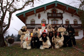 Krampusi boli pôvodne zviazaní reťazami a odkazovali na Bibliu