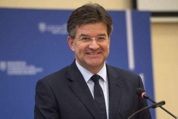 Fraška sa skončila, Lajčák už môže ísť aj na prezidenta