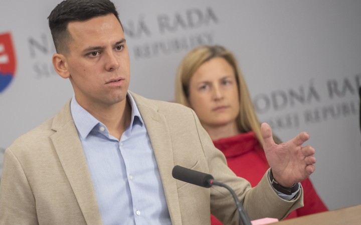 Opozícia chce odvolať Kristiána Čekovského z postu šéfa kultúrneho výboru