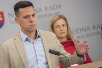Opozícia chce odvolať Kristiána Čekovského z postu šéfa kultúrneho výboru