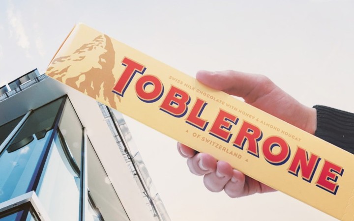 Švajčiarska čokoláda Toblerone mení logo. Dôvodom je presun výroby na Slovensko