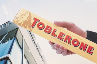 Švajčiarska čokoláda Toblerone mení logo. Dôvodom je presun výroby na Slovensko