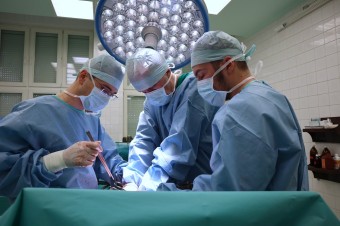 Miesto medicíny založenej na dôkazoch často udržiavame postupy starnúcich elít