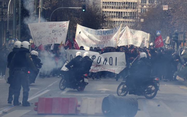Gréckom po železničnej tragédii otriasajú demonštrácie a štrajky