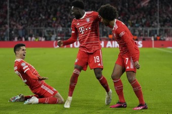 Futbalisti Bayernu Mníchov postúpili do štvrťfinále Ligy majstrov. V stredajšom 