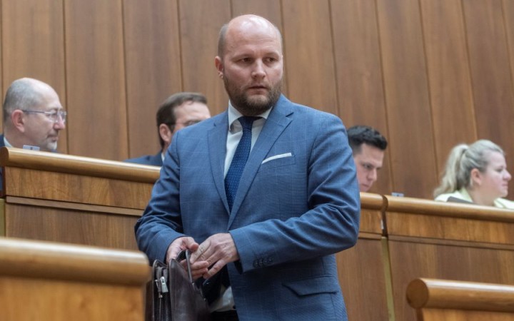 Minister Naď podpísal medzivládnu dohodu s Ukrajinou o darovaní stíhačiek MiG-29
