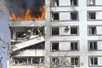 Ruský útok na bytový dom v Záporoží usmrtil jednu osobu, ďalších 25 zranil