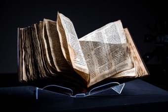 Jeden z najstarších zachovaných biblických rukopisov pôjde do dražby