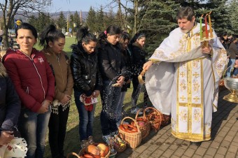 Pravoslávni veriaci vstupujú do osláv veľkonočných sviatkov