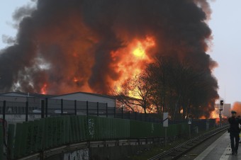 Požiar skladov v Hamburgu sa nepodarilo uhasiť ani po 27 hodinách