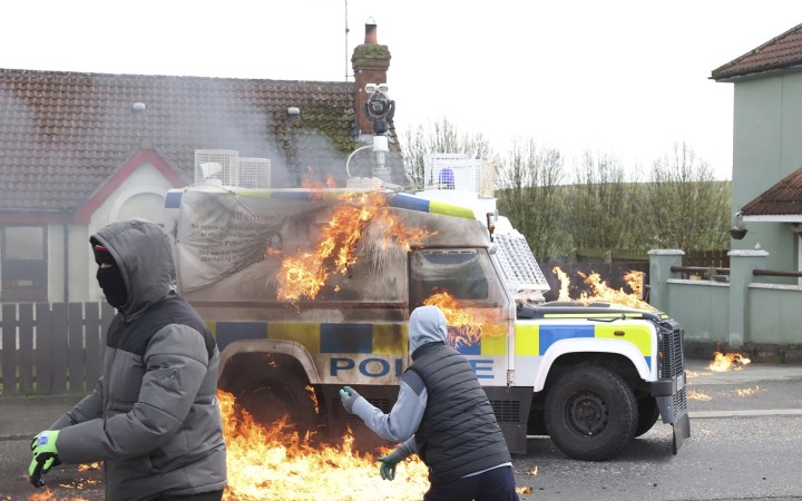 Severné Írsko si pripomína 25. výročie mieru, protestujúci útočili na políciu