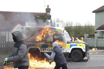 Severné Írsko si pripomína 25. výročie mieru, protestujúci útočili na políciu