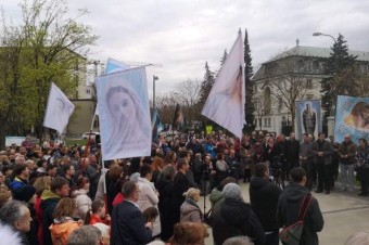 Pred úradom vlády sa ľudia s Kuffom modlili proti usmerneniu o zmene pohlavia