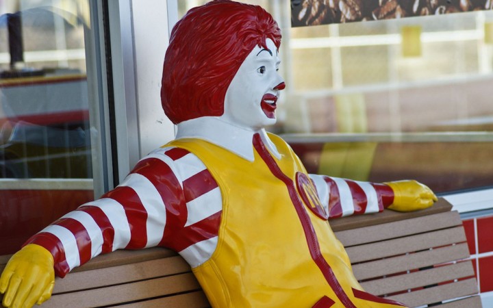 Ukrižovaný maskot McDonalds vyvolal v Izraeli protesty kresťanov 