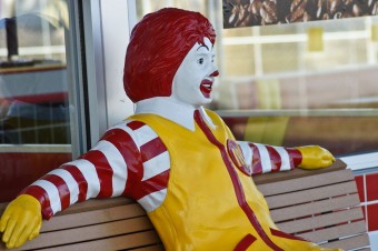Ukrižovaný maskot McDonalds vyvolal v Izraeli protesty kresťanov 